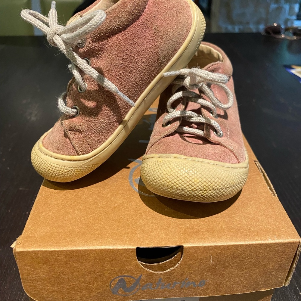 Souliers Naturino grandeur 22 avec lacets brillants.